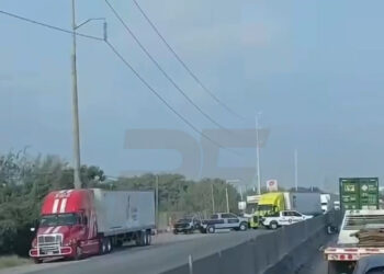 RESCATA POLICÍA DE ESCOBEDO A TRAILERO SECUESTRADO; LO LLEVABAN MANIATADO EN CAMAROTE