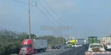RESCATA POLICÍA DE ESCOBEDO A TRAILERO SECUESTRADO; LO LLEVABAN MANIATADO EN CAMAROTE