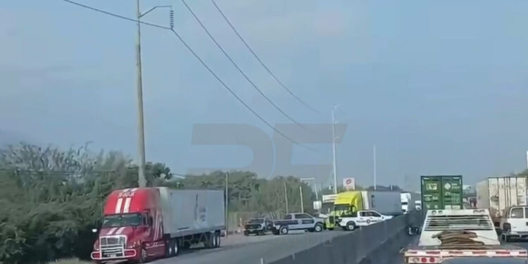 RESCATA POLICÍA DE ESCOBEDO A TRAILERO SECUESTRADO; LO LLEVABAN MANIATADO EN CAMAROTE 1 RESCATA POLICÍA DE ESCOBEDO A TRAILERO SECUESTRADO; LO LLEVABAN MANIATADO EN CAMAROTE