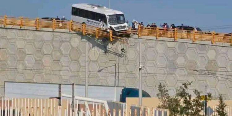 AL BORDE DE LA TRAGEDIA; QUEDA CAMIÓN A PUNTO DE CAER AL VACÍO EN NUEVO ACCIDENTE DE TRANSPORTE DE PERSONAL