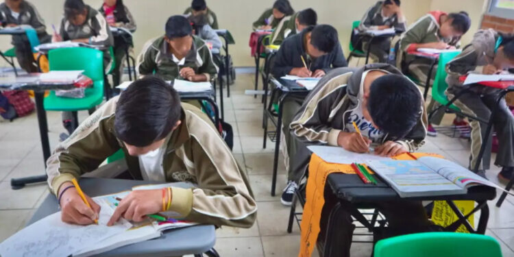 REGRESA 4T LIBRO DE MATEMÁTICAS TRAS MALOS RESULTADOS EN PISA; ANALIZA GOBIERNO FEDERAL RESTRINGIR CELULARES EN EDUCACIÓN BÁSICA