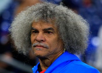 EL ADIÓS A LOS RIZOS DE ORO: CARLOS ‘EL PIBE’ VALDERRAMA SORPRENDE AL RAPARSE POR COMPLETO A LOS 65 AÑOS