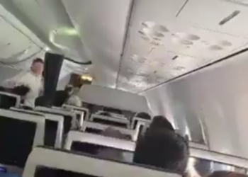 PASAJEROS SOMETEN A COPILOTO TRAS AGRESIÓN EN VUELO; INVESTIGAN INTENTO DE ATENTADO TERRORISTA.