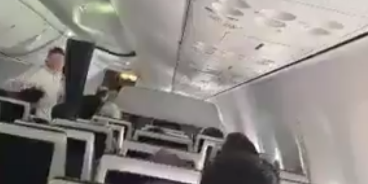 PASAJEROS SOMETEN A COPILOTO TRAS AGRESIÓN EN VUELO; INVESTIGAN INTENTO DE ATENTADO TERRORISTA. 1 PASAJEROS SOMETEN A COPILOTO TRAS AGRESIÓN EN VUELO; INVESTIGAN INTENTO DE ATENTADO TERRORISTA.