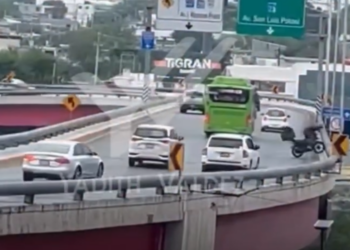 CAE MOTOCICLISTA DESDE PUENTE ZARAGOZA AL RÍO SANTA CATARINA; LO REPORTAN GRAVE