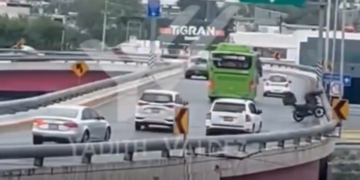 CAE MOTOCICLISTA DESDE PUENTE ZARAGOZA AL RÍO SANTA CATARINA; LO REPORTAN GRAVE 2 CAE MOTOCICLISTA DESDE PUENTE ZARAGOZA AL RÍO SANTA CATARINA; LO REPORTAN GRAVE
