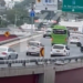 CAE MOTOCICLISTA DESDE PUENTE ZARAGOZA AL RÍO SANTA CATARINA; LO REPORTAN GRAVE