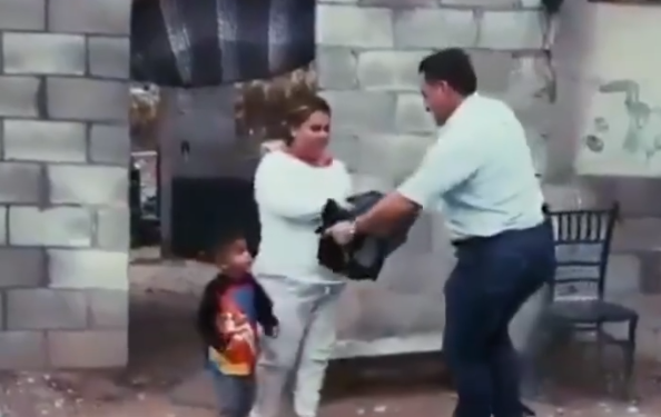PRESUME REGIDOR PRIISTA ‘AYUDA’ POR LLUVIAS; REPARTE BOLSAS DE PLÁSTICO EN TORREÓN 1 PRESUME REGIDOR PRIISTA ‘AYUDA’ POR LLUVIAS; REPARTE BOLSAS DE PLÁSTICO EN TORREÓN