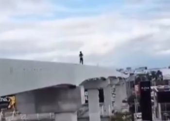 CAMINA HOMBRE SOBRE VIADUCTO DE MONORRIEL EN SAN NICOLÁS