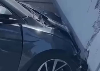 SE DESPLOMA PUENTE PEATONAL SOBRE AUTOS EN CONSTITUCIÓN; NO REPORTAN HERIDOS