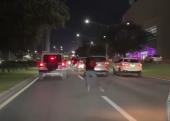 CAPTAN A JOVEN EN PATINES ENTRE EL TRÁFICO DE LÁZARO CÁRDENAS; ESQUIVA AUTOS EN VALLE ORIENTE