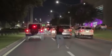 CAPTAN A JOVEN EN PATINES ENTRE EL TRÁFICO DE LÁZARO CÁRDENAS; ESQUIVA AUTOS EN VALLE ORIENTE