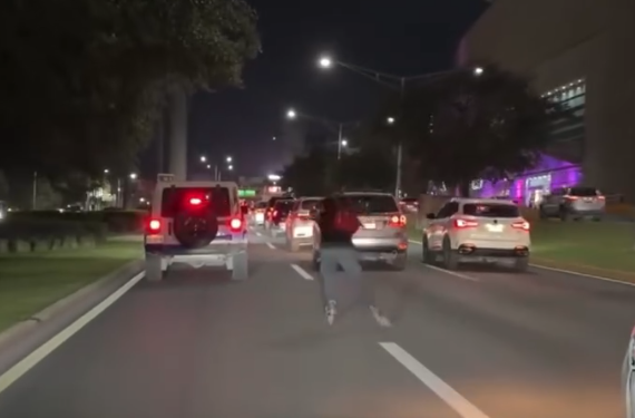 CAPTAN A JOVEN EN PATINES ENTRE EL TRÁFICO DE LÁZARO CÁRDENAS; ESQUIVA AUTOS EN VALLE ORIENTE 1 CAPTAN A JOVEN EN PATINES ENTRE EL TRÁFICO DE LÁZARO CÁRDENAS; ESQUIVA AUTOS EN VALLE ORIENTE