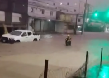 FUERTES LLUVIAS PROVOCAN INUNDACIONES Y CAOS EN MONTERREY; RESCATAN A DOS ADULTOS MAYORES