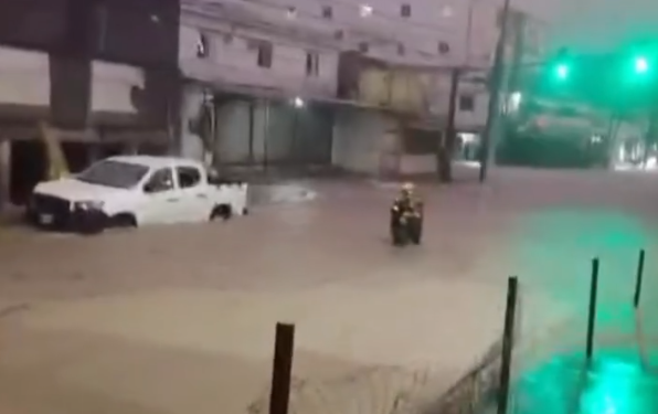 FUERTES LLUVIAS PROVOCAN INUNDACIONES Y CAOS EN MONTERREY; RESCATAN A DOS ADULTOS MAYORES