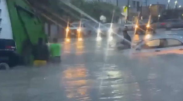 DEJAN LLUVIAS 7 RESCATADOS Y 52 VEHÍCULOS VARADOS EN NL; SALVAN EMPLEADOS DE LIMPIA A HOMBRE SEGUNDOS ANTES DE QUE SU AUTO FUERA ARRASTRADO POR LA CORRIENTE 1 DEJAN LLUVIAS 7 RESCATADOS Y 52 VEHÍCULOS VARADOS EN NL; SALVAN EMPLEADOS DE LIMPIA A HOMBRE SEGUNDOS ANTES DE QUE SU AUTO FUERA ARRASTRADO POR LA CORRIENTE
