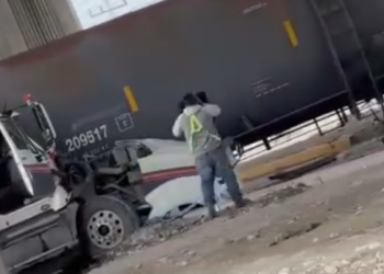 INTENTA GANARLE EL PASO AL TREN Y PROVOCA CHOQUE EN ESCOBEDO