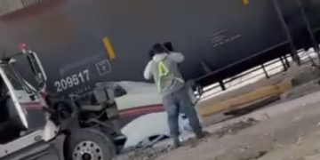 INTENTA GANARLE EL PASO AL TREN Y PROVOCA CHOQUE EN ESCOBEDO 2 INTENTA GANARLE EL PASO AL TREN Y PROVOCA CHOQUE EN ESCOBEDO