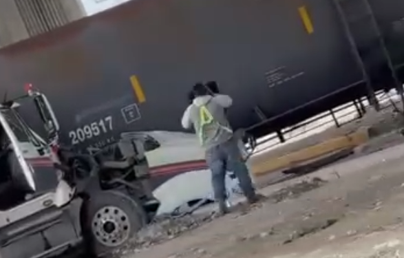 INTENTA GANARLE EL PASO AL TREN Y PROVOCA CHOQUE EN ESCOBEDO