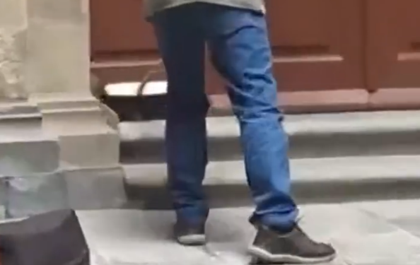 ¡RATAS EN PALACIO!; MATAN ROEDOR A ESCOBAZOS EN SEDE DEL GOBIERNO FEDERAL 1 ¡RATAS EN PALACIO!; MATAN ROEDOR A ESCOBAZOS EN SEDE DEL GOBIERNO FEDERAL
