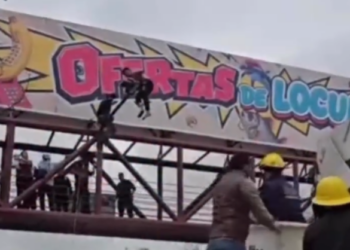 RESCATAN A HOMBRE DE PUENTE PEATONAL EN GARCÍA; UTILIZAN GRÚA PARA BAJARLO