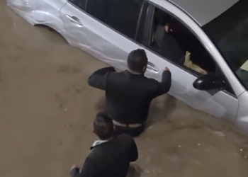 RESCATAN MARIACHIS A CONDUCTORES ATRAPADOS POR INUNDACIONES