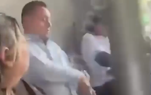 GOLPEAN A PRESUNTO ACOSADOR EN CAMIÓN; LO TUNDEN POR TOMAR FOTOS A ESCONDIDAS