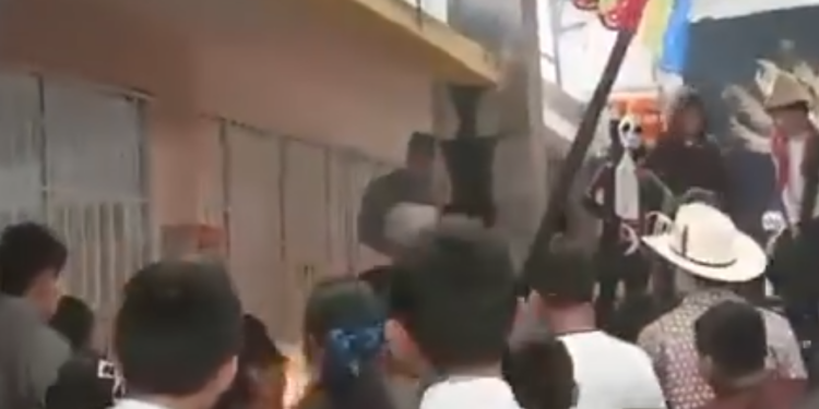 SE INCENDIA VESTIDO DE CATRINA DURANTE FESTIVAL ESCOLAR; ALUMNA SUFRE GRAVES QUEMADURAS