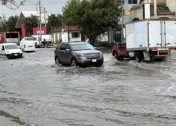 TRAS CASI 35 AÑOS DEL PAN, SIGUE SIN SOLUCIÓN ‘ALBERCA’ DE AV. LOS ÁNGELES