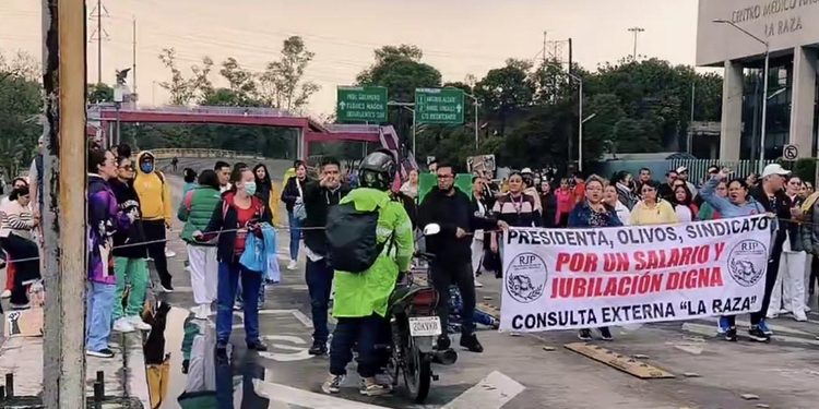 SALEN MÉDICOS, ENFERMEROS Y TRABAJADORES DEL IMSS A BLOQUEAR CALLES; DENUNCIAN DESABASTO Y BAJOS SALARIOS 1 SALEN MÉDICOS, ENFERMEROS Y TRABAJADORES DEL IMSS A BLOQUEAR CALLES; DENUNCIAN DESABASTO Y BAJOS SALARIOS