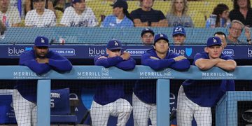 LOS DODGERS SE QUEDAN EN BLANCO ANTE EL BULLPEN DE LOS CERVECEROS Y CAEN EN EL SEGUNDO JUEGO DE LA SERIE DE CAMPEONATO 2 LOS DODGERS SE QUEDAN EN BLANCO ANTE EL BULLPEN DE LOS CERVECEROS Y CAEN EN EL SEGUNDO JUEGO DE LA SERIE DE CAMPEONATO