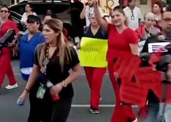 BAILAN ‘PAYASO DE RODEO’ EMPLEADOS DEL IMSS DURANTE PROTESTA EN AVENIDA LINCOLN