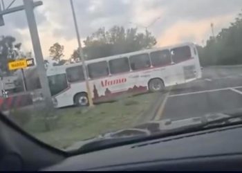 EXHIBEN RIESGOSA MANIOBRA DE AUTOBÚS EN CARRETERA NACIONAL; RETORNA SOBRE CAMELLÓN UNIDAD DE EL ÁLAMO