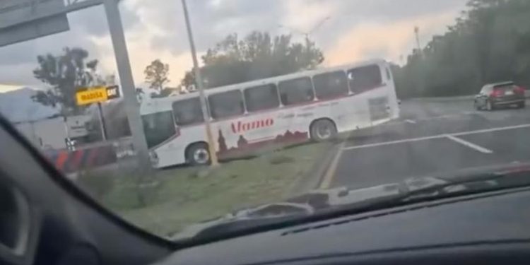 EXHIBEN RIESGOSA MANIOBRA DE AUTOBÚS EN CARRETERA NACIONAL; RETORNA SOBRE CAMELLÓN UNIDAD DE EL ÁLAMO 1 EXHIBEN RIESGOSA MANIOBRA DE AUTOBÚS EN CARRETERA NACIONAL; RETORNA SOBRE CAMELLÓN UNIDAD DE EL ÁLAMO