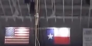 MUERE MILITAR AL CAER DEL TECHO DE ESTADIO DURANTE CEREMONIA EN SAN ANTONIO, TEXAS