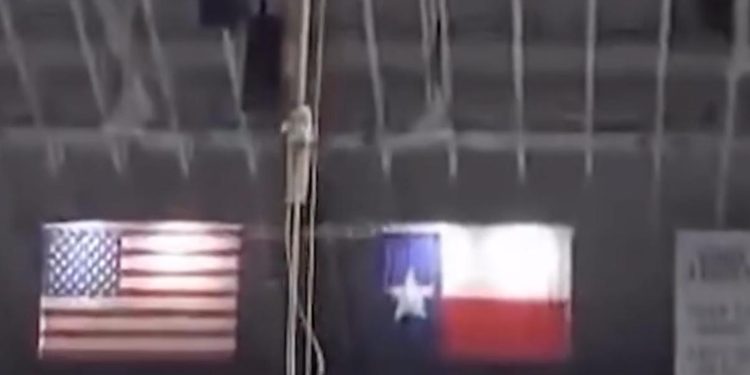 MUERE MILITAR AL CAER DEL TECHO DE ESTADIO DURANTE CEREMONIA EN SAN ANTONIO, TEXAS