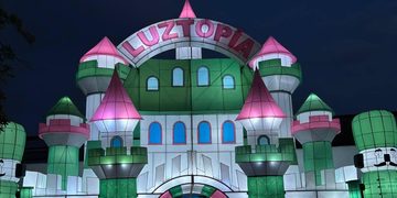 ¡NAVIDAD RETRO!; REGRESA LUZTOPÍA A FUNDIDORA CON VIAJE DESDE LA DÉCADA DE LOS CINCUENTA HASTA LOS NOVENTA