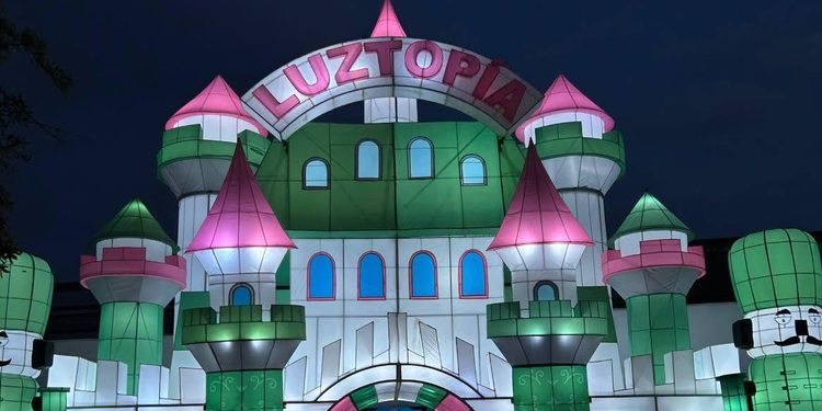 ¡NAVIDAD RETRO!; REGRESA LUZTOPÍA A FUNDIDORA CON VIAJE DESDE LA DÉCADA DE LOS CINCUENTA HASTA LOS NOVENTA