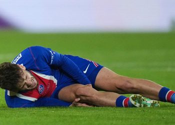 GOLPE DURÍSIMO PARA EL PARÍS SAINT-GERMAIN: KHVICHA KVARATSKHELIA SE PIERDE LA TEMPORADA POR ROTURA DE LIGAMENTO CRUZADO