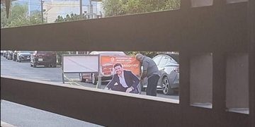 DESVÍA CARRILLO RECURSOS DE SAN NICOLÁS PARA GUERRA SUCIA; CAPTAN A EMPLEADO MUNICIPAL INSTALANDO MANTAS CONTRA SAMUEL