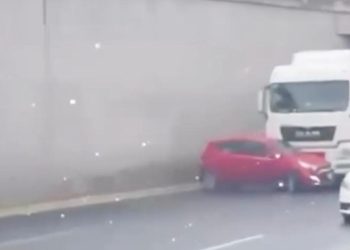 PIPA ARRASTRA AUTO EN GARZA SADA; CAPTAN ACCIDENTE EN VIDEO