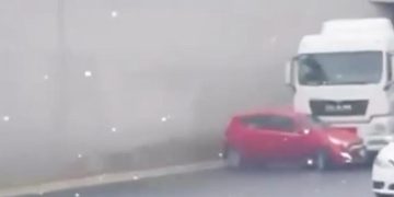 PIPA ARRASTRA AUTO EN GARZA SADA; CAPTAN ACCIDENTE EN VIDEO 2 PIPA ARRASTRA AUTO EN GARZA SADA; CAPTAN ACCIDENTE EN VIDEO