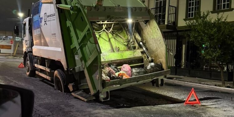 CAE SAN NICOLÁS EN SUS PROPIOS BACHES; QUEDA CAMIÓN DE BASURA ATRAPADO EN DAÑOS 1 img 8819
