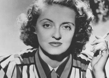 BETTE DAVIS SINTIÓ QUE SU ÉPOCA EN HOLLYWOOD HABÍA TERMINADO AL VER UN ENORME ANUNCIO DE BATMAN CON MICHAEL KEATON