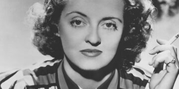 BETTE DAVIS SINTIÓ QUE SU ÉPOCA EN HOLLYWOOD HABÍA TERMINADO AL VER UN ENORME ANUNCIO DE BATMAN CON MICHAEL KEATON