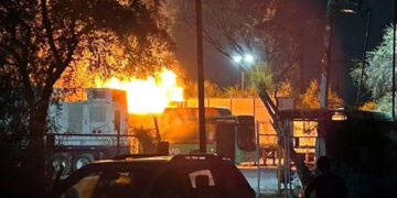 SE INCENDIA ESTACIÓN DE GAS EN JUÁREZ Y FUEGO ALCANZA CAMIÓN DE LA RUTA 223; NO HAY LESIONADOS 2 SE INCENDIA ESTACIÓN DE GAS EN JUÁREZ Y FUEGO ALCANZA CAMIÓN DE LA RUTA 223; NO HAY LESIONADOS