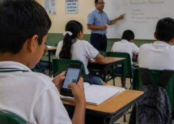 RESTRINGIRÁN USO DE CELULARES EN ESCUELAS DE NL; APLICACIÓN SERÁ GRADUAL