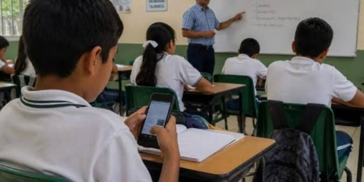 RESTRINGIRÁN USO DE CELULARES EN ESCUELAS DE NL; APLICACIÓN SERÁ GRADUAL 1 RESTRINGIRÁN USO DE CELULARES EN ESCUELAS DE NL; APLICACIÓN SERÁ GRADUAL