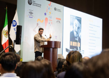 PRESENTA SAMUEL LIBRO SOBRE SUS CINCO AÑOS DE GOBIERNO; DA CONSEJOS A QUIEN LE SUCEDA EN EL CARGO