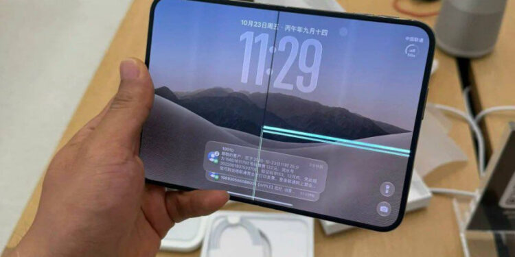 REPORTAN FALLAS EN IPHONE DUO; USUARIOS DETECTAN FISURAS Y MANCHAS EN PANTALLA PLEGABLE 1 REPORTAN FALLAS EN IPHONE DUO; USUARIOS DETECTAN FISURAS Y MANCHAS EN PANTALLA PLEGABLE